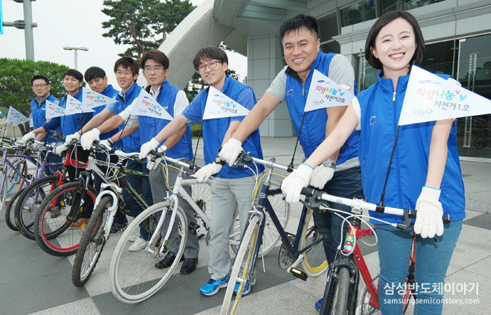 정비된 자전거를 들고 줄서있는 삼성전자 자전거동호회 ‘SBT’(Samsung Bike Team) 회원들
