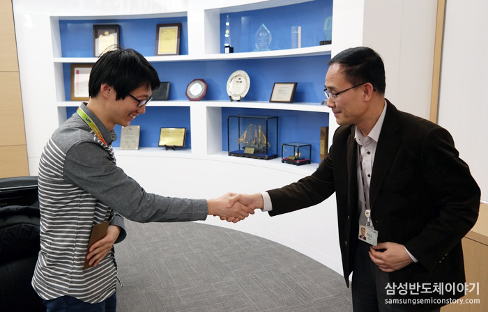 삼성전자 DS부문 사회봉사단 홍영돈 부단장은 달인들 한 명 한 명을 시상
