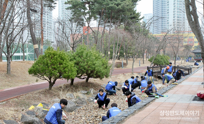 봉사활동중인 임직원들