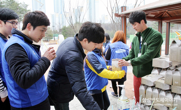 봉사활동중인 임직원들