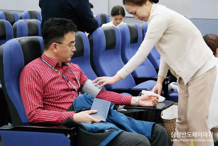 혈압을 측정하는 삼성전자 임직원