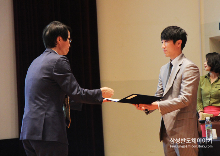 건강연구소 신규식 연구원이  한국산업위생학회(KSOEH) 2014 하계 학술대회에서 우수논문상을 수상하고 있다