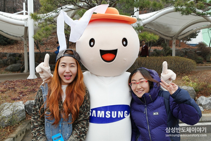 삼성 브랜드 인형과 함께 포즈를 취한 임직원들