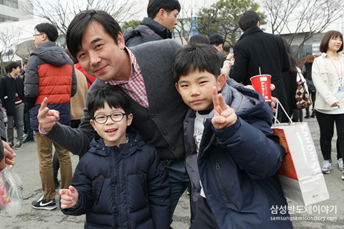 아이들과 포즈를 취한 임직원