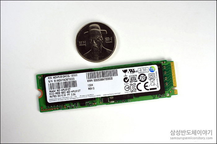 무게가 기존 2.5인치 SSD의 1/9인 6g으로 백원짜리 동전 1개 무게와 거의 비슷