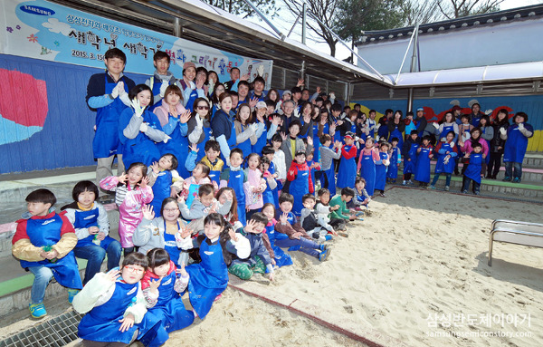 '100m짜리 신학기 선물' 삼성전자, 신학기 맞아 화성 배양초등학교에 벽화 선사