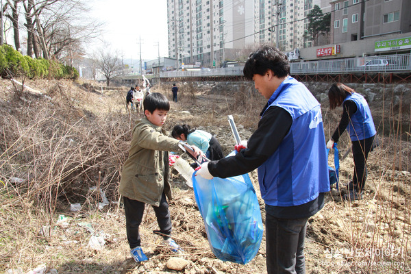 “소중한 물 우리가 함께 지켜요” 삼성전자, 세계 물의 날 맞아 하천정화 활동 실시