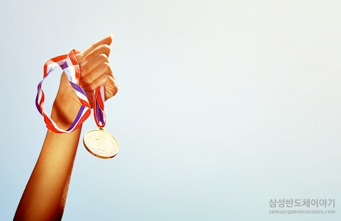 올림픽 메달을 치켜든 손