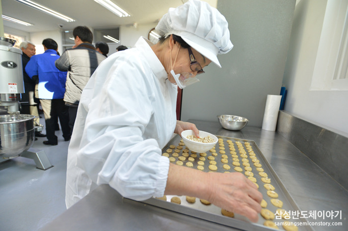 백옥미마을에서 쌀과자를 제작중인 근로자