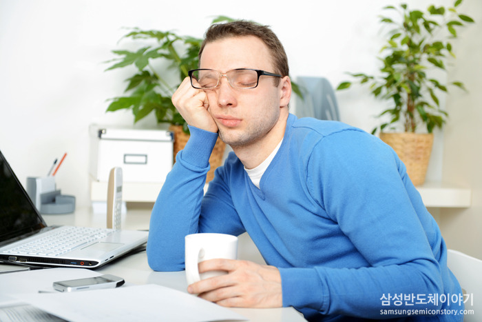 안경쓰고 조는 남자