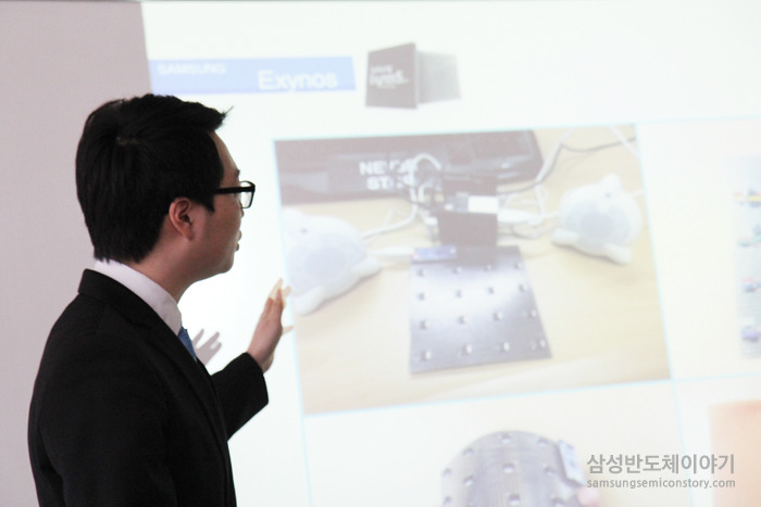 삼성 엑시노스 소프트웨어 공모전 시상식 - 설명중인 수상자