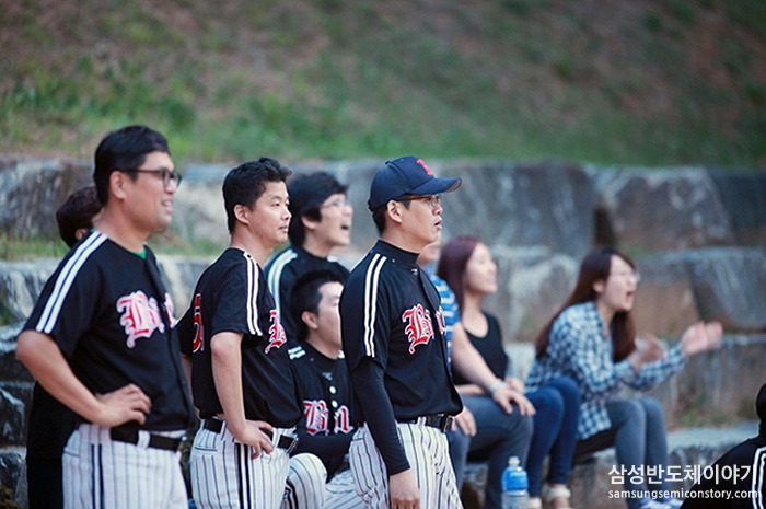 삼성전자 DS부문 Baseball Championship 팀의 경기를 바라보는 선수들
