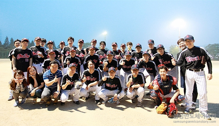 Baseball Championship의 개막전 참가자들 단체사진