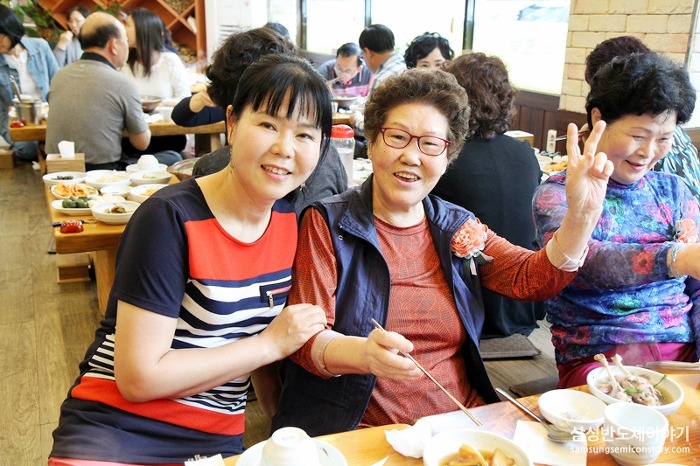 봉사자와 환히 웃고있는 병점2동 어르신