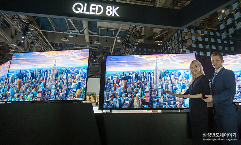 ▲삼성전자 전시관에는 'QLED 8K'는 AI기술을 기반으로 화질·사운드·스마트 기능이 향상됐으며, 방문객들이 각각의 장점을 체험할 수 있도록 구성되어 있다. 특히, 삼성의 독자적인 반도체 기술이 접목된 AI 화질 엔진 '퀀텀 프로세서 8K'는 이번 CES에서 혁신상을 수상했다.