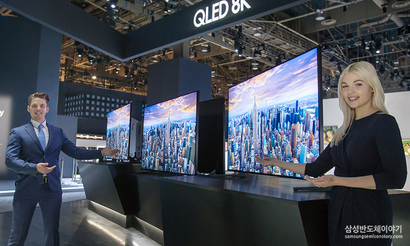 ▲삼성전자 전시관에는 'QLED 8K'는 AI기술을 기반으로 화질·사운드·스마트 기능이 향상됐으며, 방문객들이 각각의 장점을 체험할 수 있도록 구성되어 있다. 특히, 삼성의 독자적인 반도체 기술이 접목된 AI 화질 엔진 '퀀텀 프로세서 8K'는 이번 CES에서 혁신상을 수상했다.