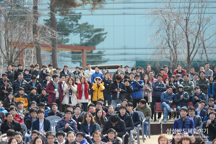 공연을 관람중인 임직원들