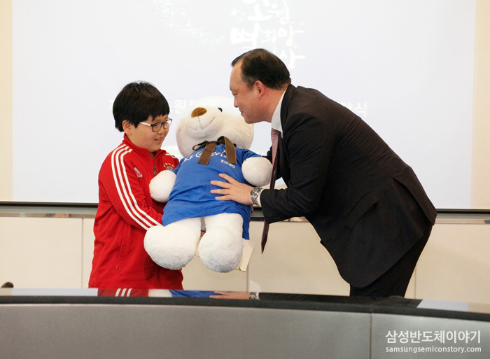 곰돌이 인형 전달 장면