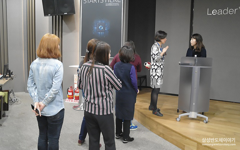강연자에게 질문중인 임직원들