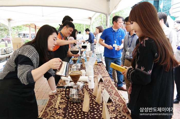 커피 동호회 부스에서는 다양한 원두를 사용한 커피를 직접 시음할 수 있도록 준비