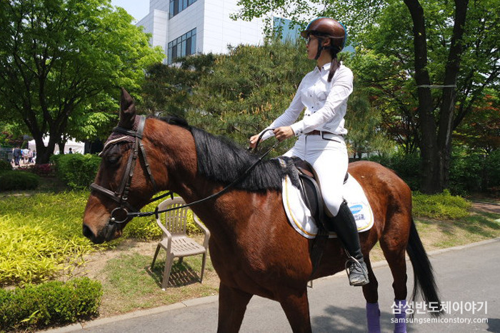승마동호회에서 활동하는 문미희 사원