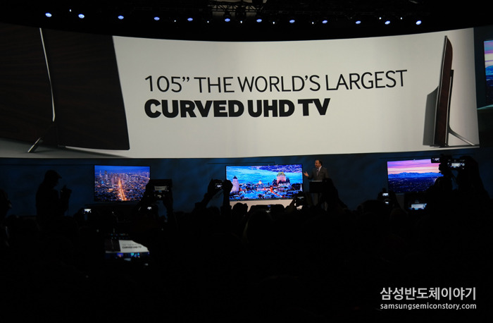 초대형 커브드 UHD TV시연