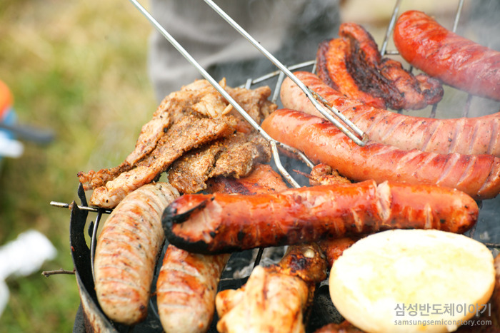 고기, 베이컨, 소시지 등 각종 바베큐 아이템