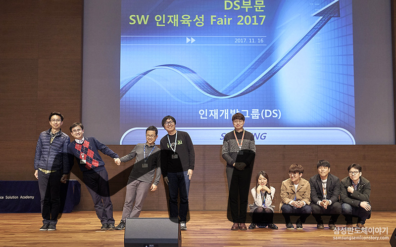 올해 처음 진행된 'ML Expert' 과정 인증을 수료한 삼성전자 DS부문 임직원들
머신러닝의 약자 'ML'을 형상화해 포즈를 취했다