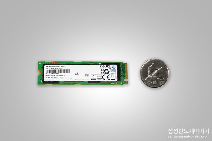 'M.2 NVMe SSD'는 두께가 최대 3.73mm(양면기준)에 불과하고 무게는 7그램(g) 미만으로 기존 2.5인치 규격의 SSD의 1/10 수준입니다.