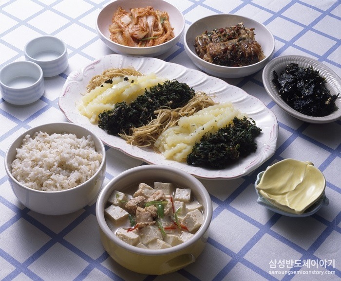 나물과 국, 김치가 함께 한 한끼 식사
