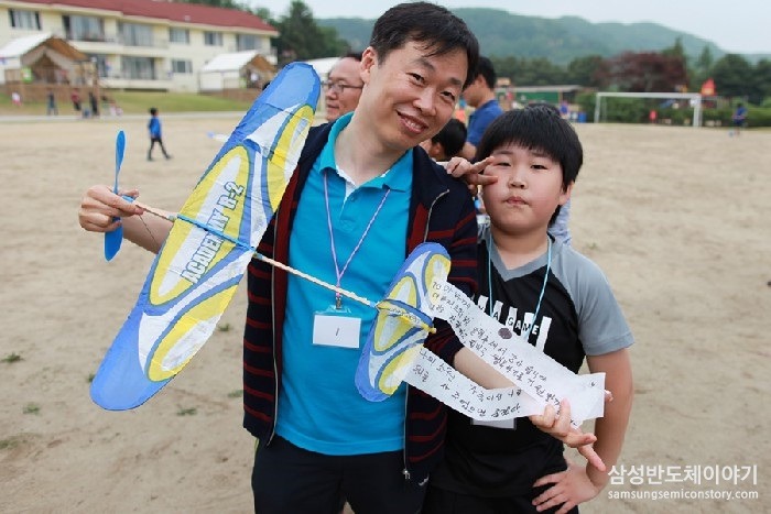 아빠와 고무동력기를 만드는 아이