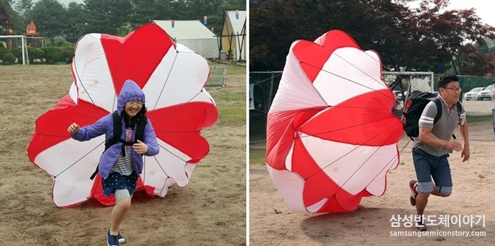 낙ㄱ하산을 달고 뛰는 아빠와 아이