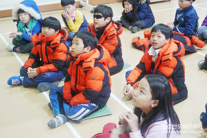 멘토링 일일교사들의 설명을 듣는 아이들