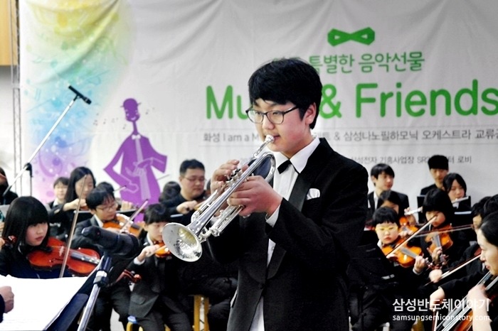 트럼펫을 연주중인 학생