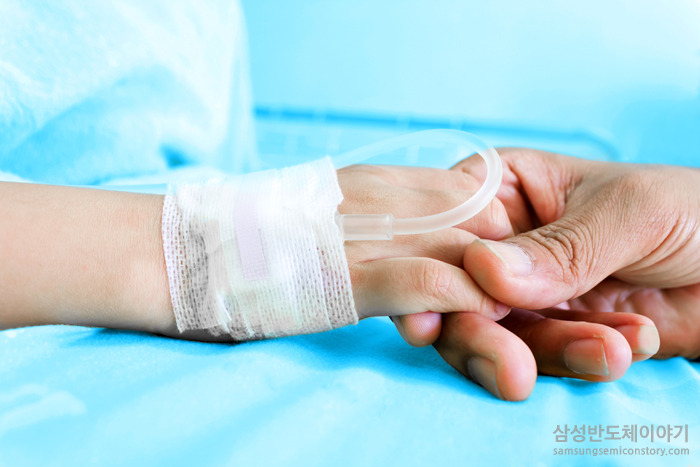 링겔 낀 손을 맞잡은 손