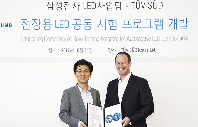 10월 24일 오전, 여의도 투아이에프씨 TUV SUD Korea 본사에서 열린 '전장용 LED 공동 시험 프로그램 개발 기념식'에서 삼성전자 LED사업팀 임성관 상무(왼쪽)와 TUV SUD Korea 스테판 렌취(Stefan Rentsch) 사장이 기념 촬영을 하고 있다.