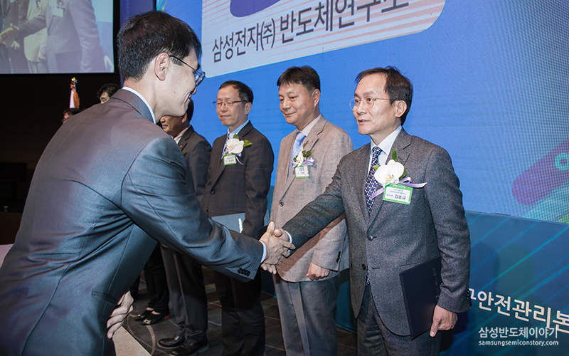 ▲ 최우수 연구실로 장관상 수상의 영예를 안은 삼성전자 반도체연구소
삼성전자 반도체연구소장 강호규 부사장이 과학기술정보통신부 장관상을 받고 있다