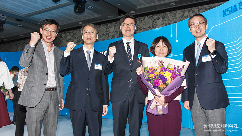 임용식 상무의 산업포장 수상을 축하하는 진교영 사장과 임직원 및 가족
(왼쪽부터) 삼성전자 김창한 상무, 진교영 사장, 임용식 상무와 가족, 지현기 상무