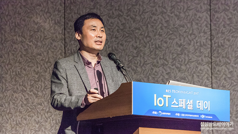 코엑스에서 열린 'IoT 스페셜 데이'에서 글로벌 키노트 스피치를 진행하는 강명구 상무