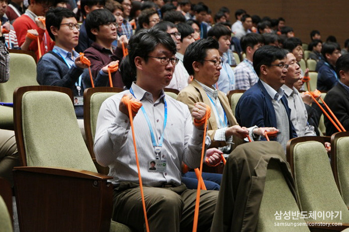 동작을 따라하는 삼성전자 임직원들