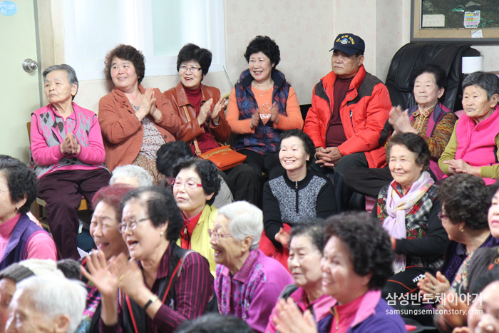 공연을 보고 즐거워하시는 노인분들