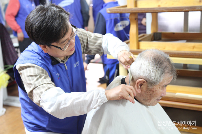 이발 봉사중인 삼성전자 연합봉사팀