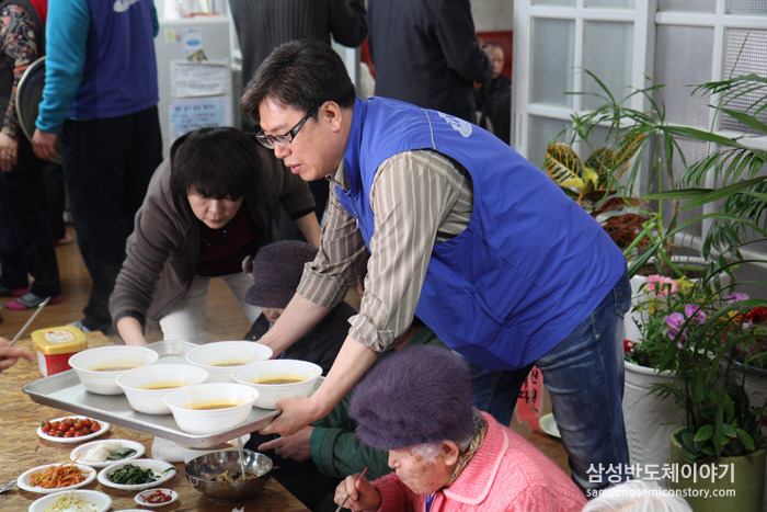 식사를 차리는 삼성전자 연합봉사팀
