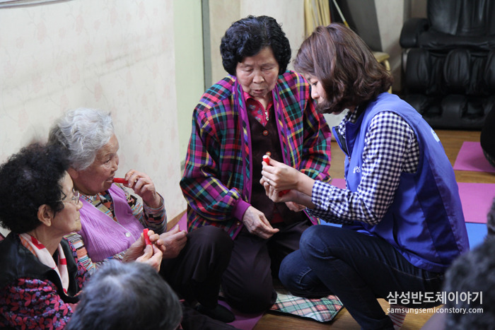삼성전자 연합봉사팀이 림밤에 대해 설명하고 있다