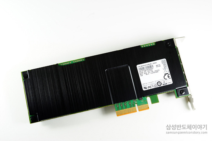 카드 타입의 '3.2테라바이트(TB) NVMe SSD'(SM1715) 제품