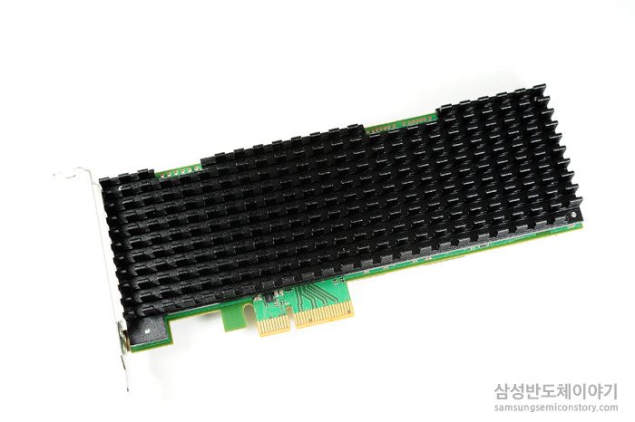 카드 타입의 '3.2테라바이트(TB) NVMe SSD'(SM1715) 제품