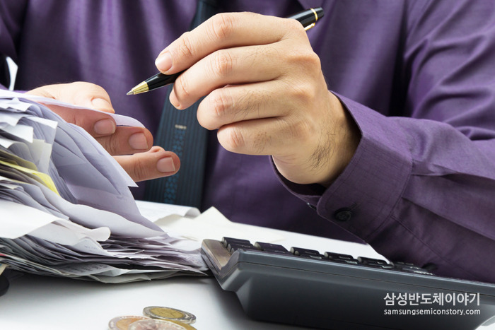 영수증을 정리하고 있는 사람