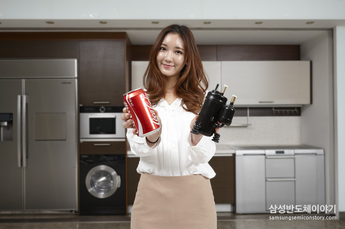 기존 컴프레서와 비교해 무게와 크기를 75% 이상 줄이면서 효율은 35%나 높인 '삼성 미니 로터리 컴프레서'의 압축기