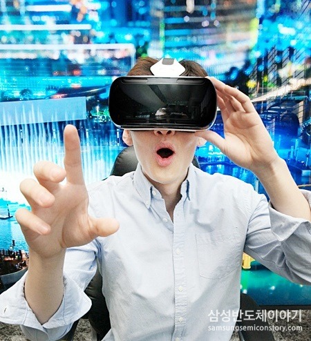 VR 화면을 살펴보는 남자