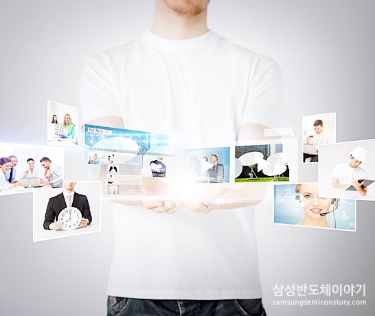 가상 화면을 펼쳐놓은 남자